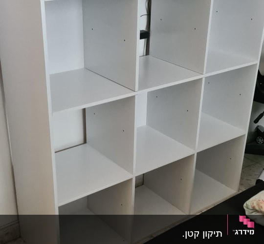 מדף לבן עם תאים ריקים, חוטים מאחור
